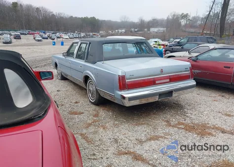 1985 Lincoln Town Car z USA, uszkodzony, nr VIN 1LNBP96F8FY602123